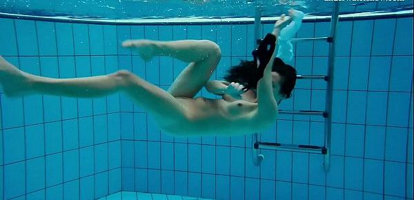  Alla Birtakik shows hot pussy underwater